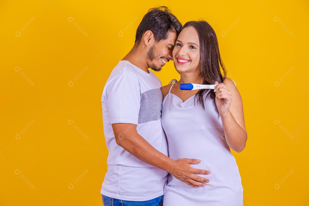 Feliz casal animado fazendo teste de gravidez positivo e comemorando