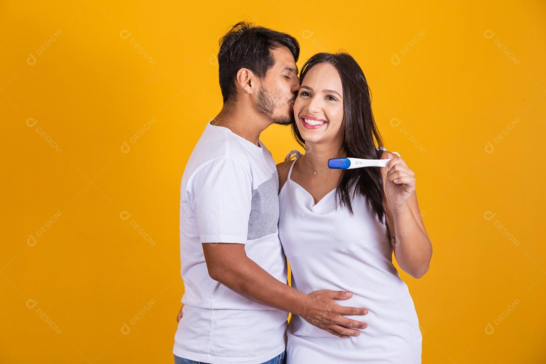 Feliz casal animado fazendo teste de gravidez positivo e comemorando