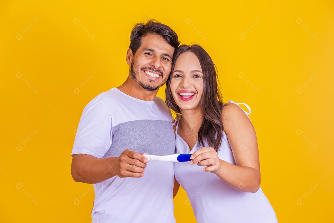 Feliz casal animado fazendo teste de gravidez positivo e comemorando