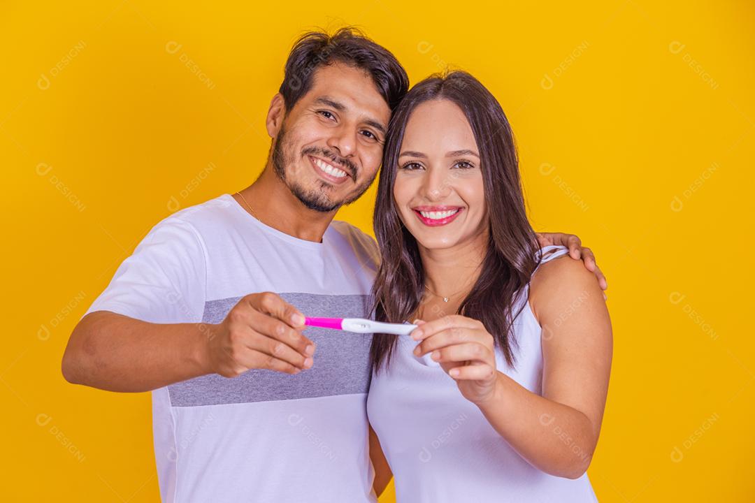 Feliz casal animado fazendo teste de gravidez positivo e comemorando