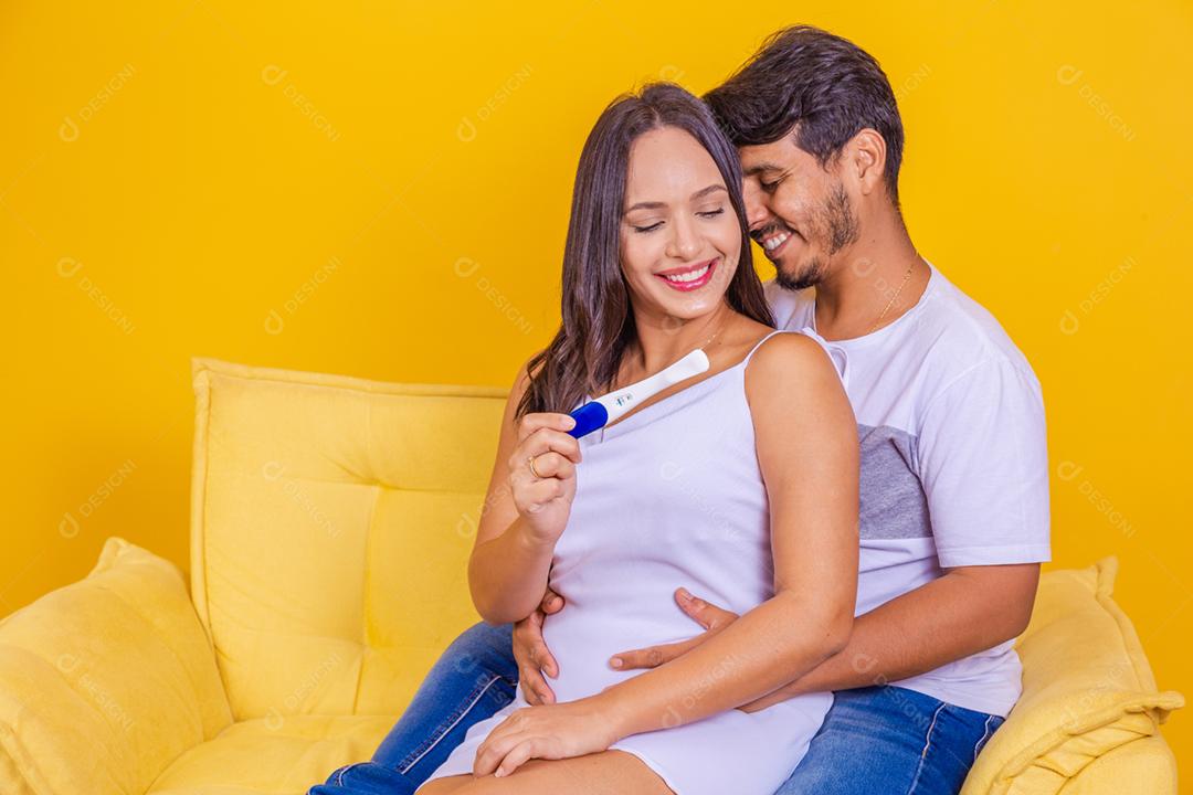 Feliz casal animado fazendo teste de gravidez positivo e comemorando