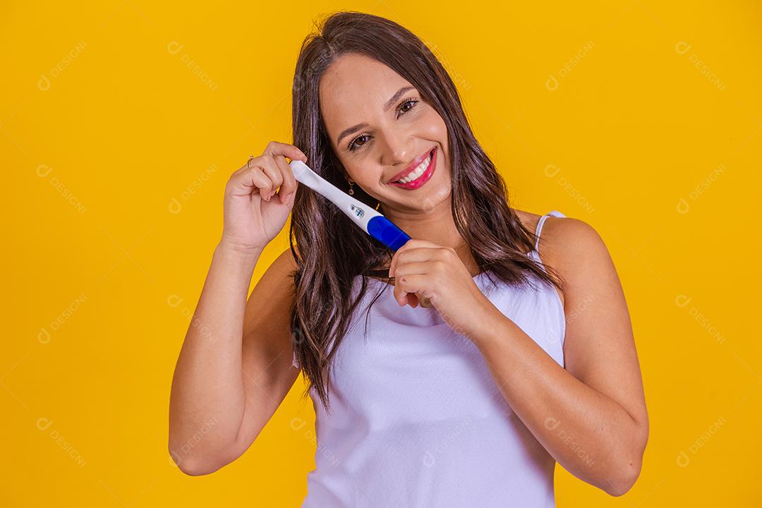 Feliz futura mamãe com teste de gravidez positivo. fertilização de conceito