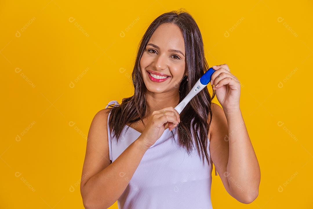 Feliz futura mamãe com teste de gravidez positivo. fertilização de conceito