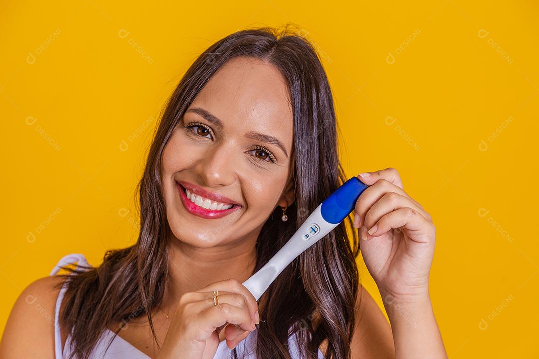 Feliz futura mamãe com teste de gravidez positivo. fertilização de conceito