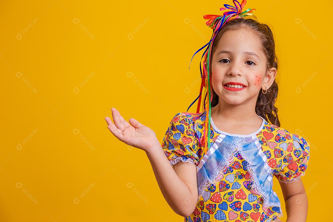 Criança com roupas típicas da famosa festa brasileira chamada Festa Junina em comemoração ao São João