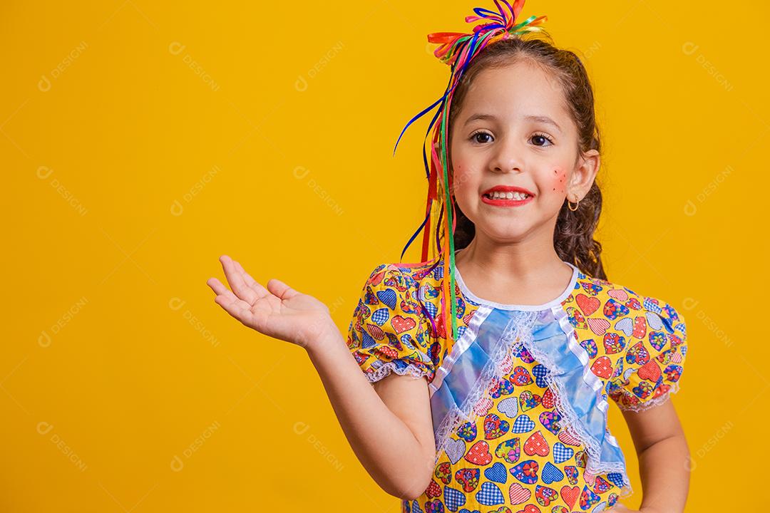 Criança com roupas típicas da famosa festa brasileira chamada Festa Junina em comemoração ao São João