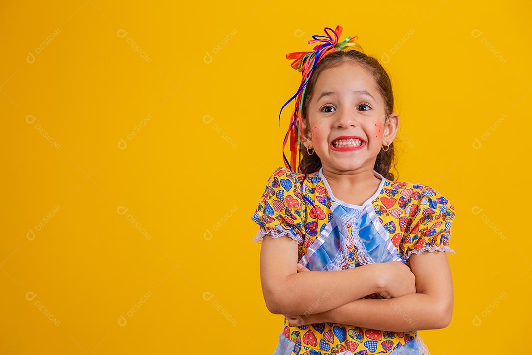 Criança com roupas típicas da famosa festa brasileira chamada Festa Junina em comemoração ao São João