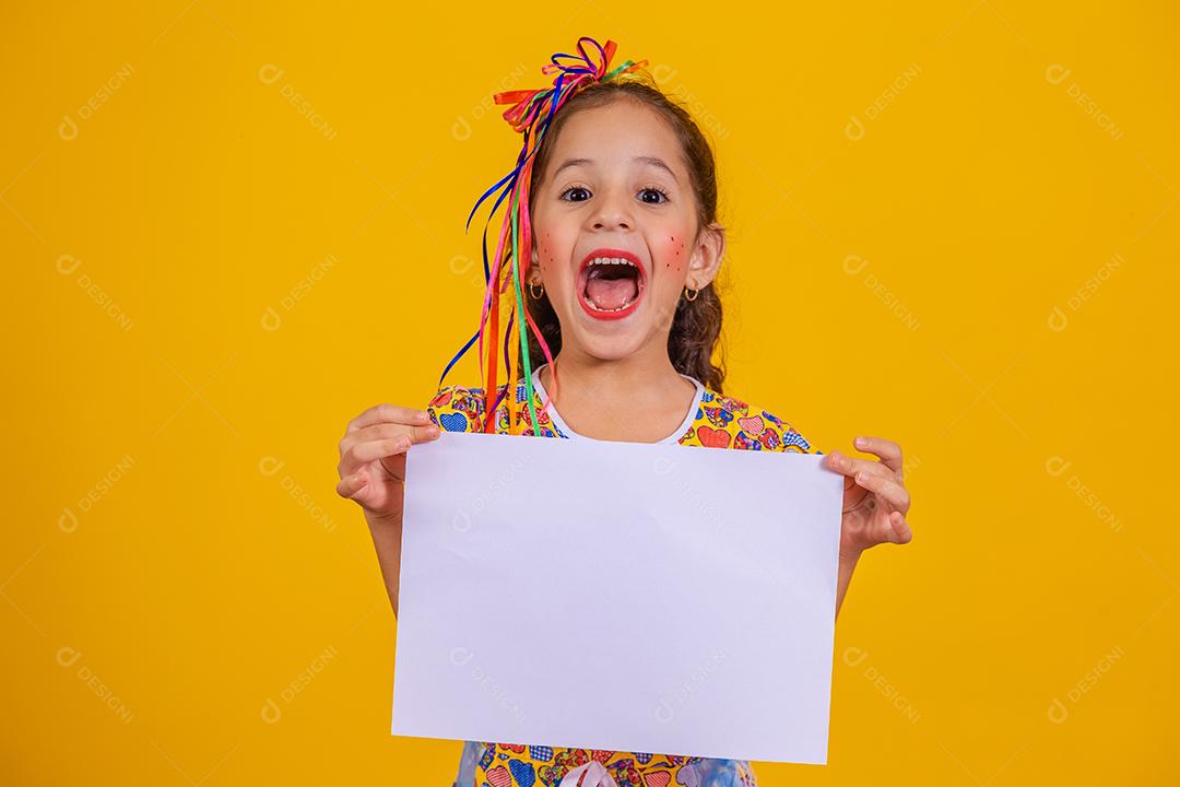 Criança com roupas típicas da famosa festa brasileira chamada Festa Junina em comemoração ao São João