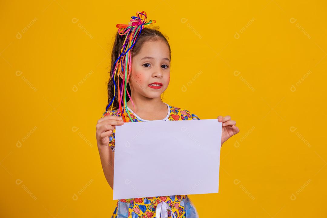 Criança com roupas típicas da famosa festa brasileira chamada Festa