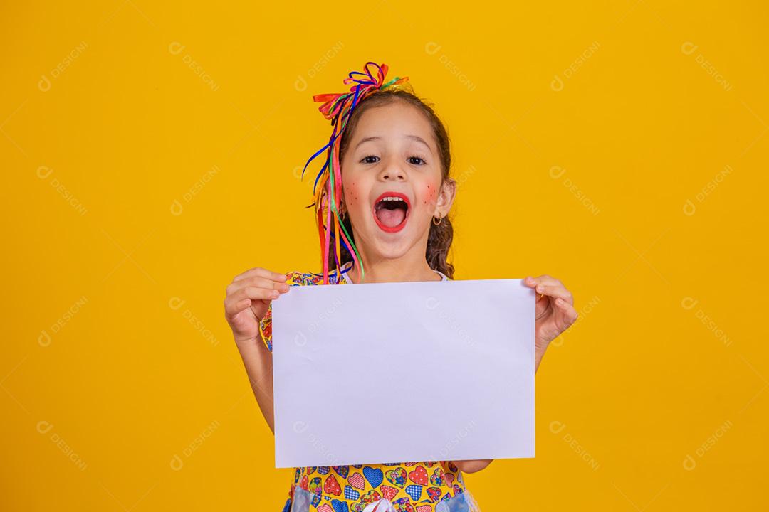 Criança com roupas típicas da famosa festa brasileira chamada Festa