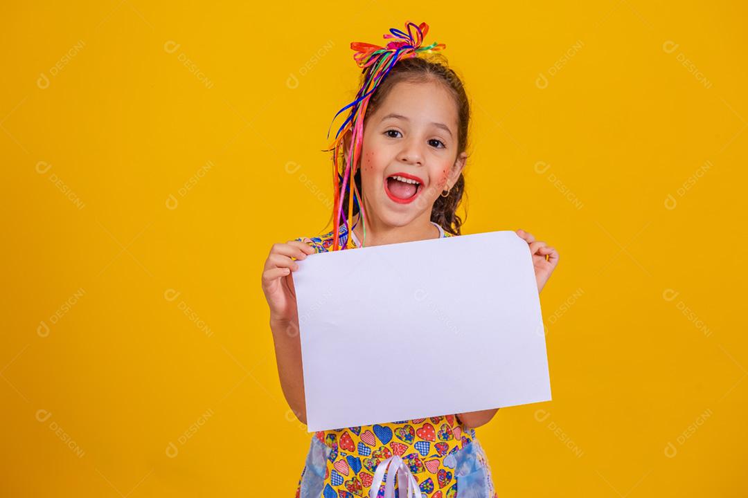 Criança com roupas típicas da famosa festa brasileira chamada Festa