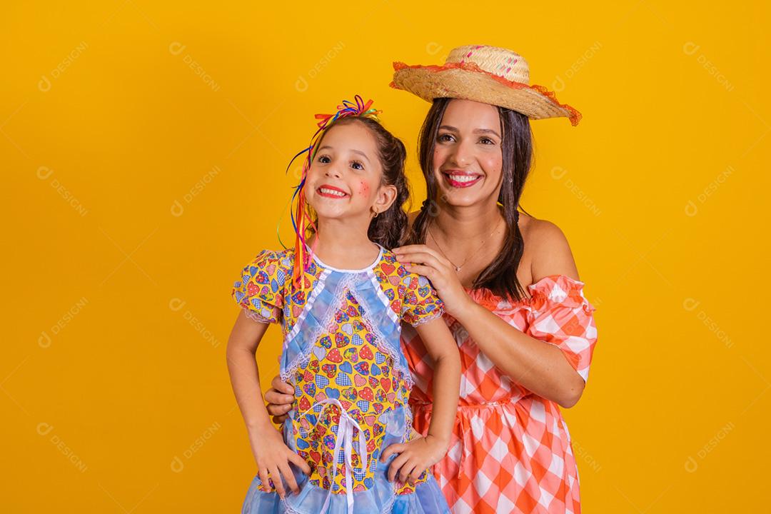 Mulher e criança com roupas típicas da famosa festa brasileira chamada Festa