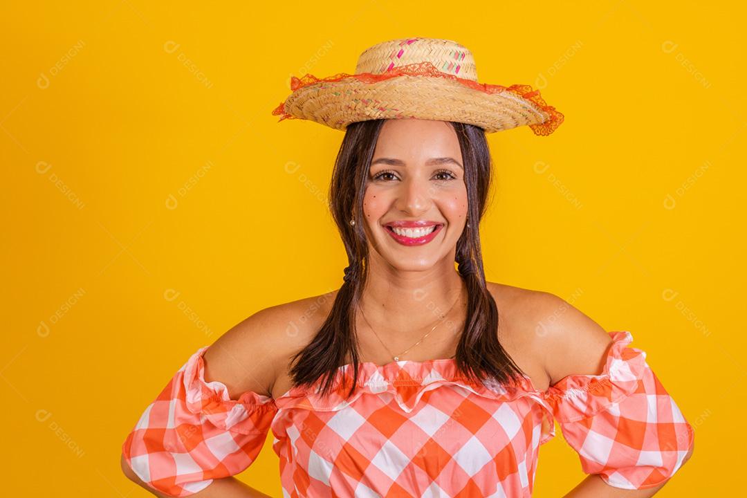 closeup mulher brasileira vestindo roupas típicas para a Festa Ju