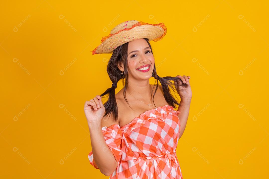 closeup mulher brasileira vestindo roupas típicas para a Festa Ju