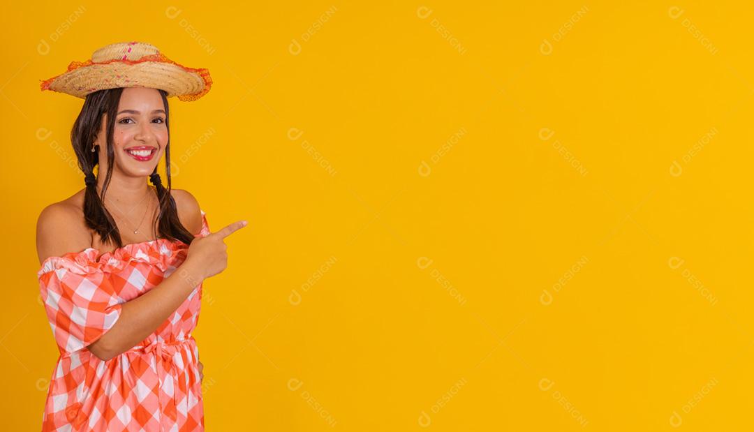 closeup mulher brasileira vestindo roupas típicas para a Festa Ju