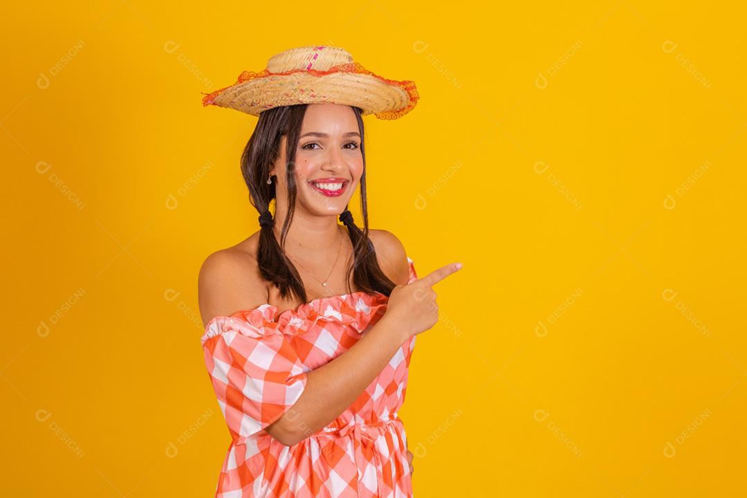 closeup mulher brasileira vestindo roupas típicas para a Festa Ju