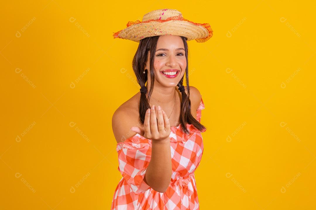 closeup mulher brasileira vestindo roupas típicas para a Festa Ju