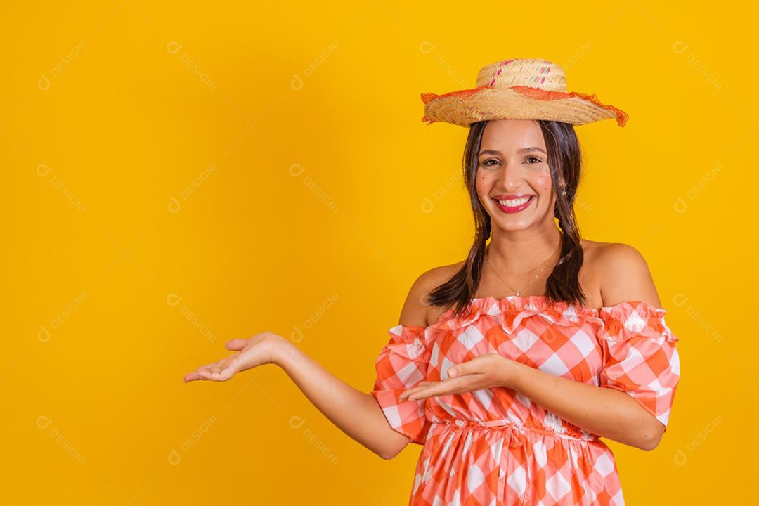 closeup mulher brasileira vestindo roupas típicas para a Festa Ju