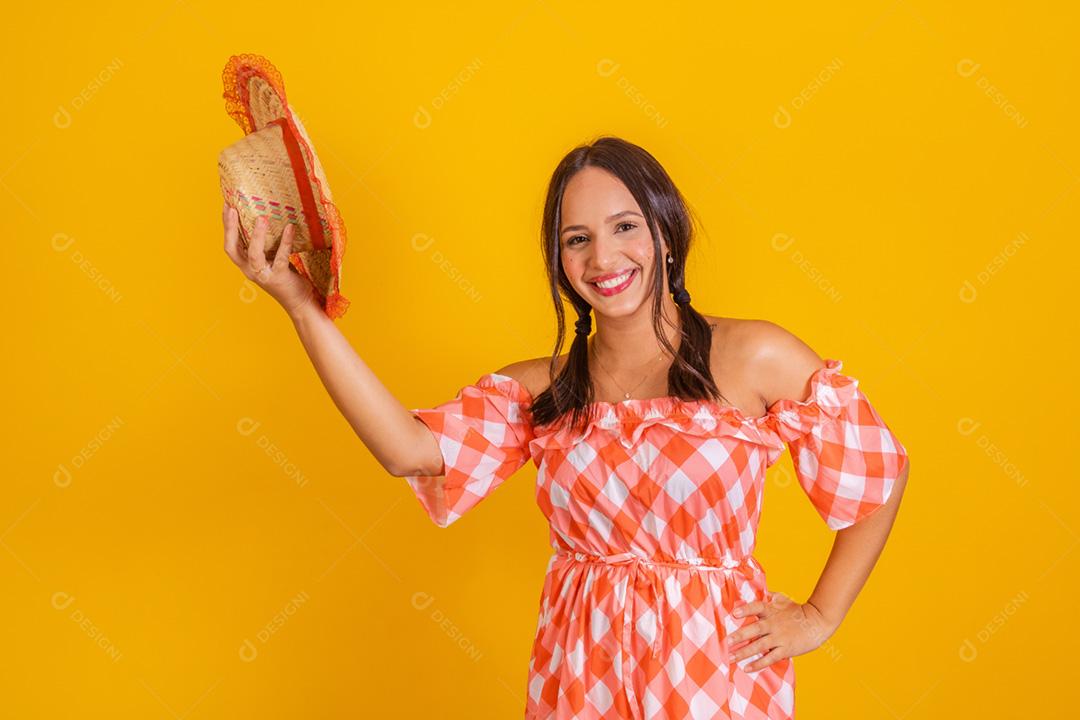Mulher brasileira vestindo roupas típicas para a Festa Junina.