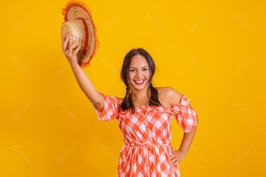 Mulher brasileira vestindo roupas típicas para a Festa Junina.