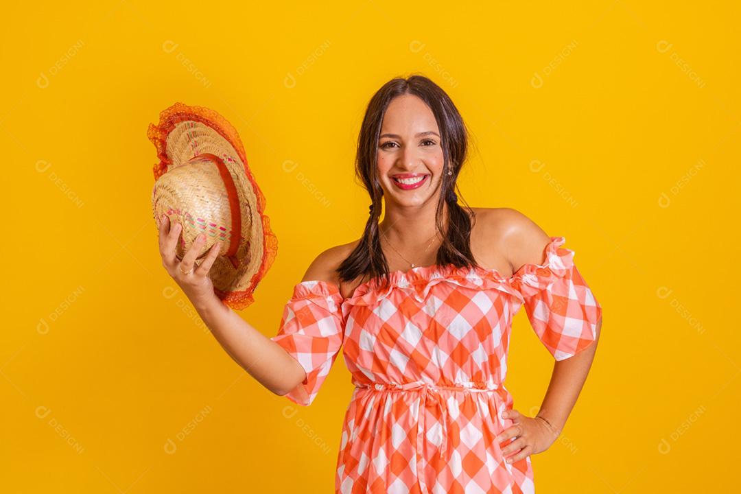 Mulher brasileira vestindo roupas típicas para a Festa Junina.