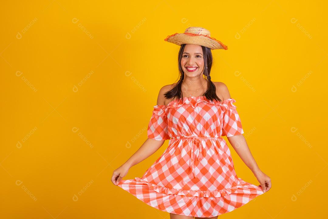 Jovem mulher segurando um quadro-negro com espaço de cópia. Festa junina.