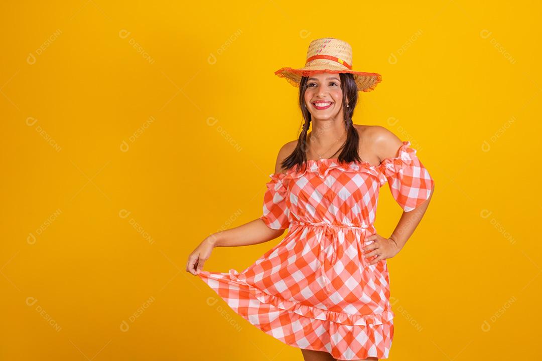 Jovem mulher segurando um quadro-negro com espaço de cópia. Festa junina.