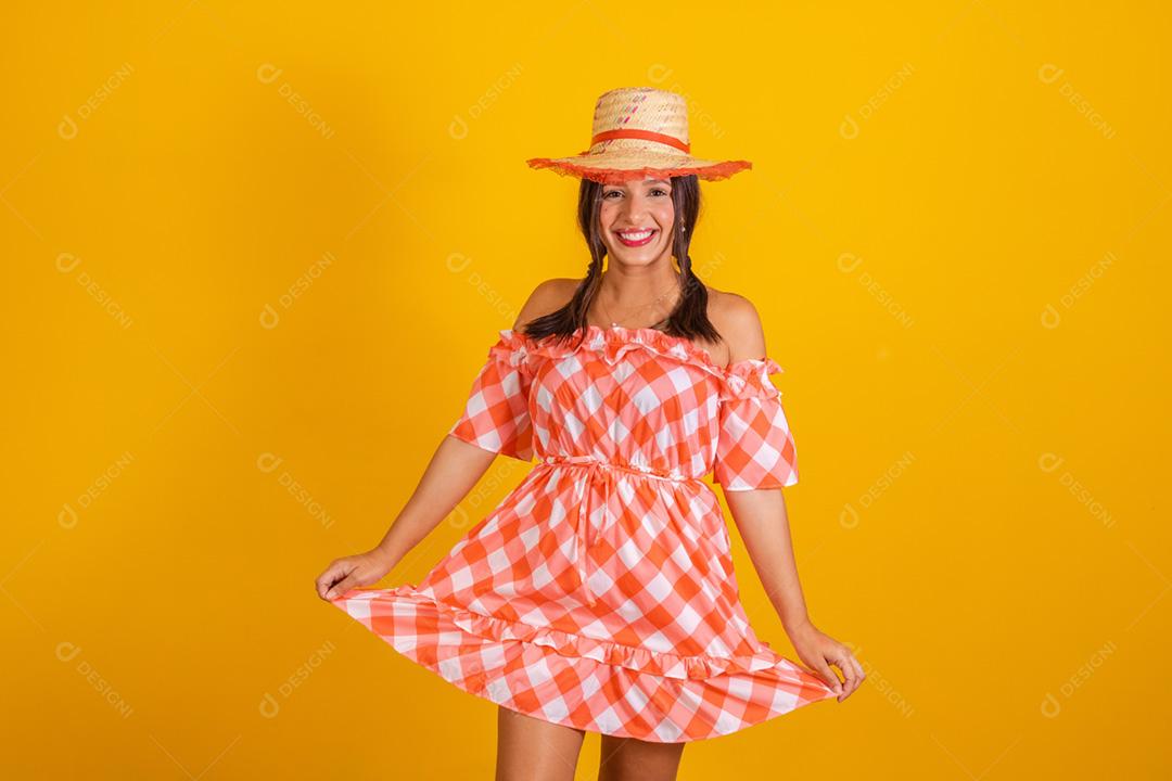 Jovem mulher segurando um quadro-negro com espaço de cópia. Festa junina.