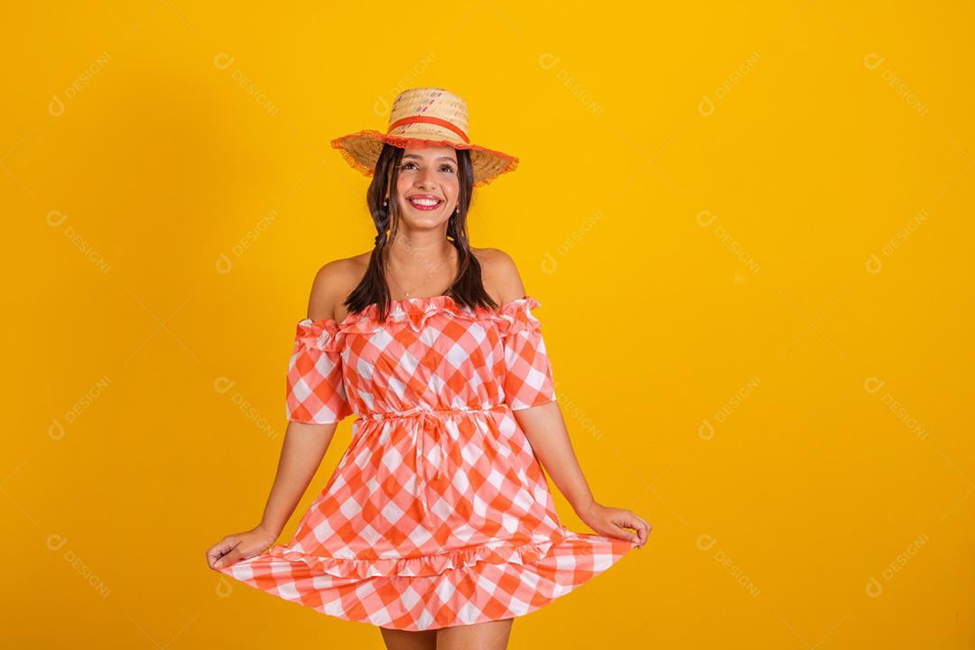 Jovem mulher segurando um quadro-negro com espaço de cópia. Festa junina.