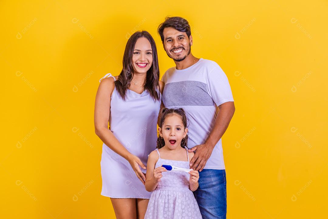 Futura irmã mais velha segurando um teste de gravidez positivo com seu g