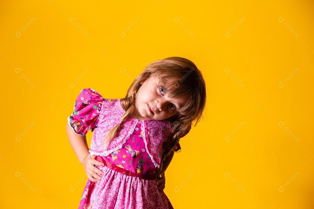 Adorável menina caucasiana vestindo roupas típicas para Festa