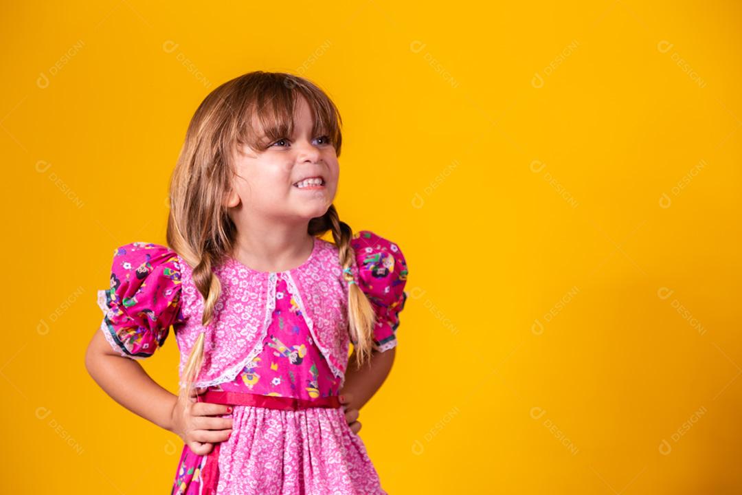Adorável menina caucasiana vestindo roupas típicas para Festa