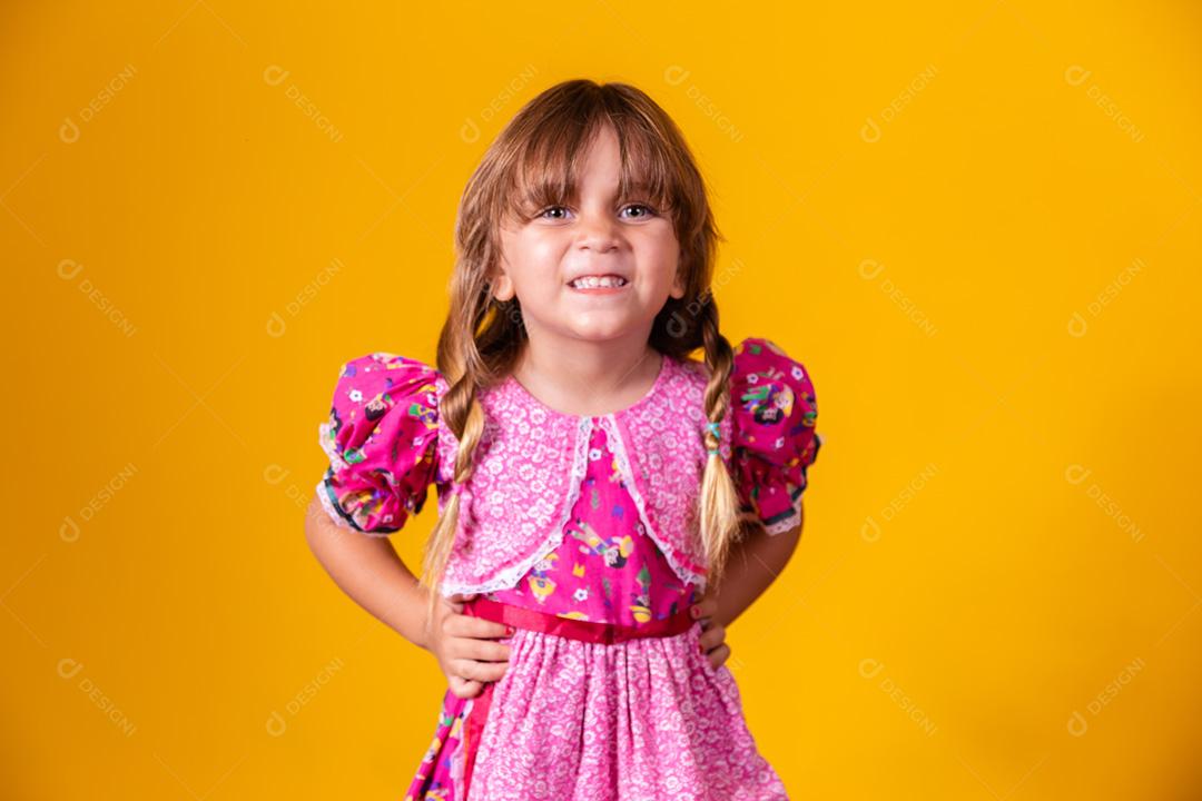 Adorável menina caucasiana vestindo roupas típicas para Festa