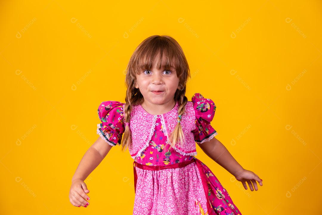 Adorável menina caucasiana vestindo roupas típicas para Festa