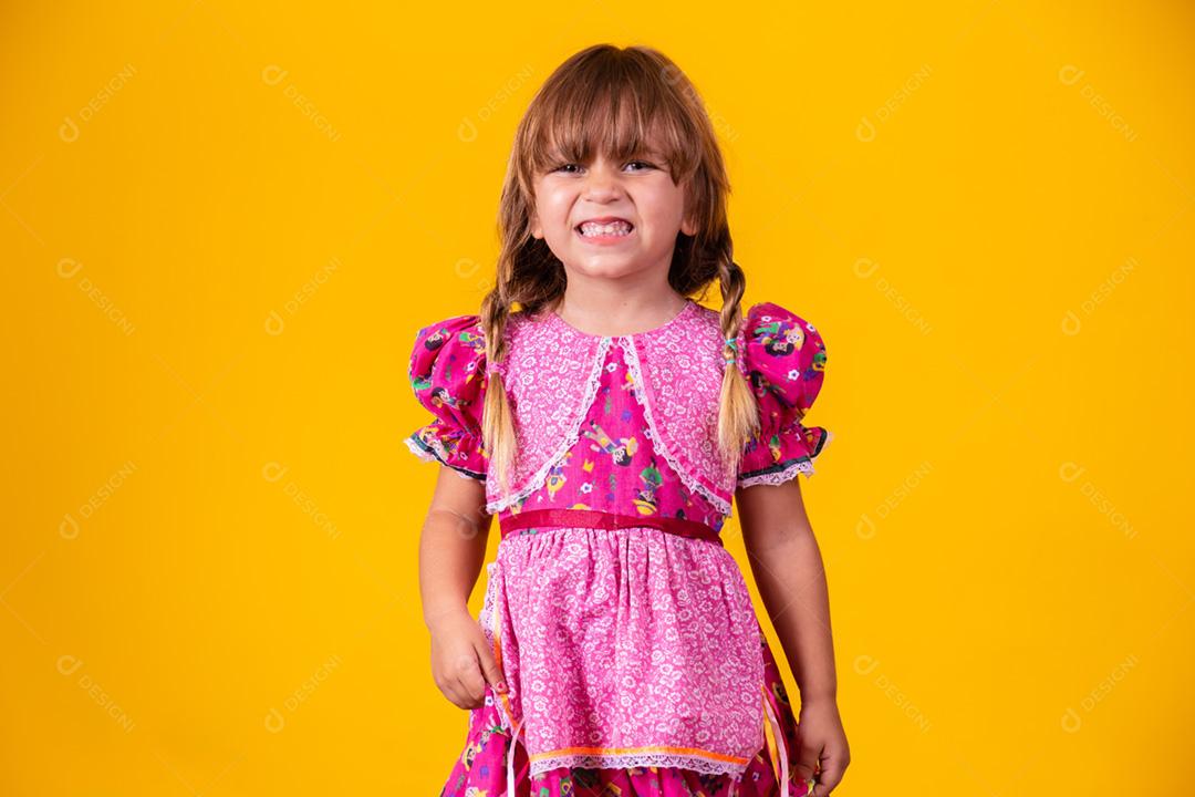 Adorável menina caucasiana vestindo roupas típicas para Festa