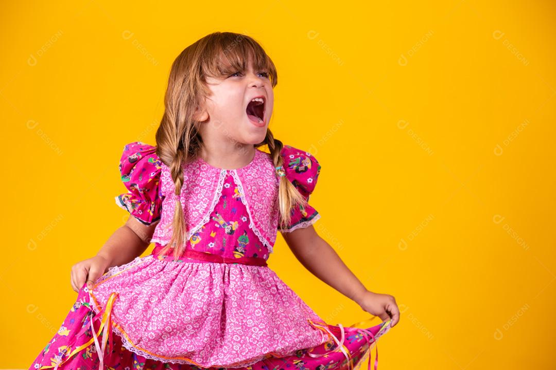Adorável menina caucasiana vestindo roupas típicas para Festa