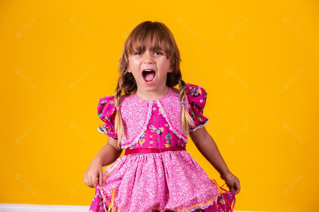 Adorável menina caucasiana vestindo roupas típicas para Festa
