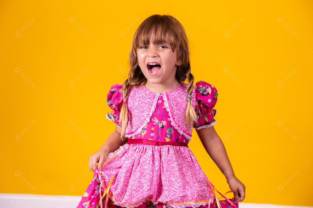 Adorável menina caucasiana vestindo roupas típicas para Festa