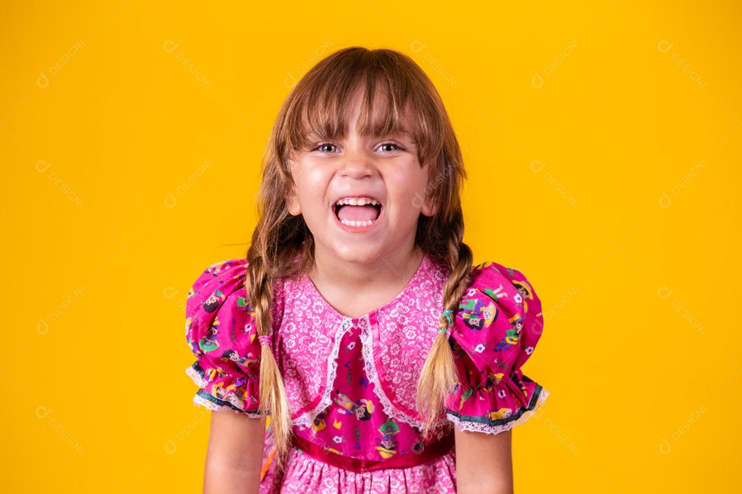 Adorável menina caucasiana vestindo roupas típicas para Festa