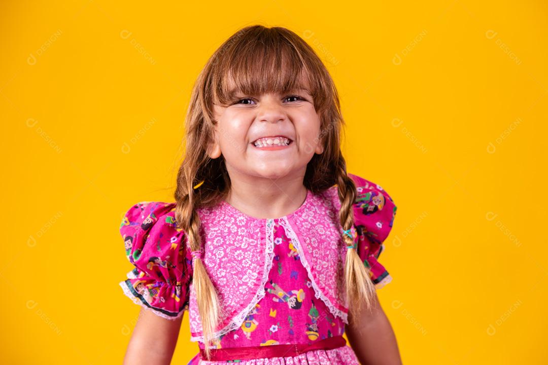 Adorável menina caucasiana vestindo roupas típicas para Festa