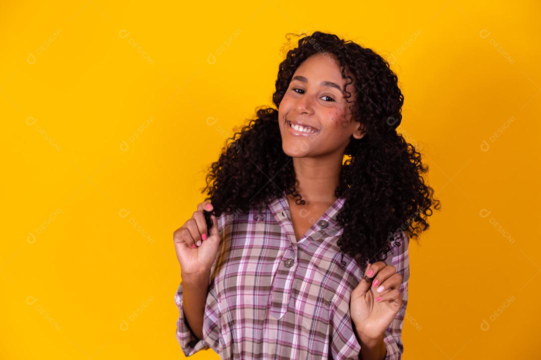 Mulher afro vestida com roupas de festa junina e cabelo amarrado por maria