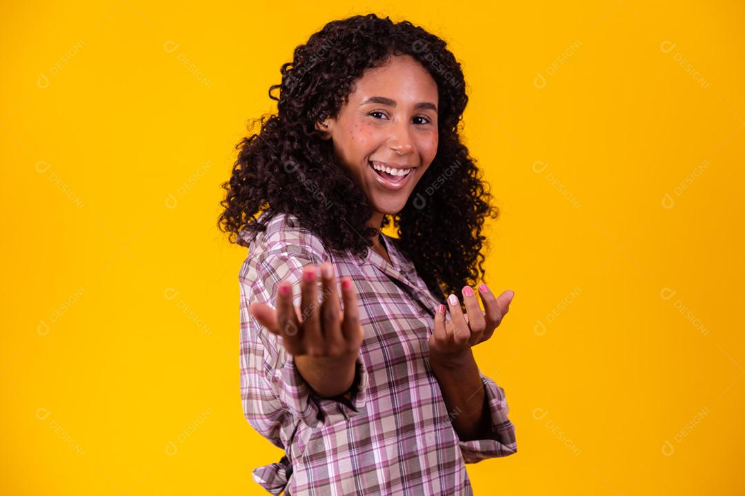 Mulher afro vestida com roupas de festa junina e cabelo amarrado por maria