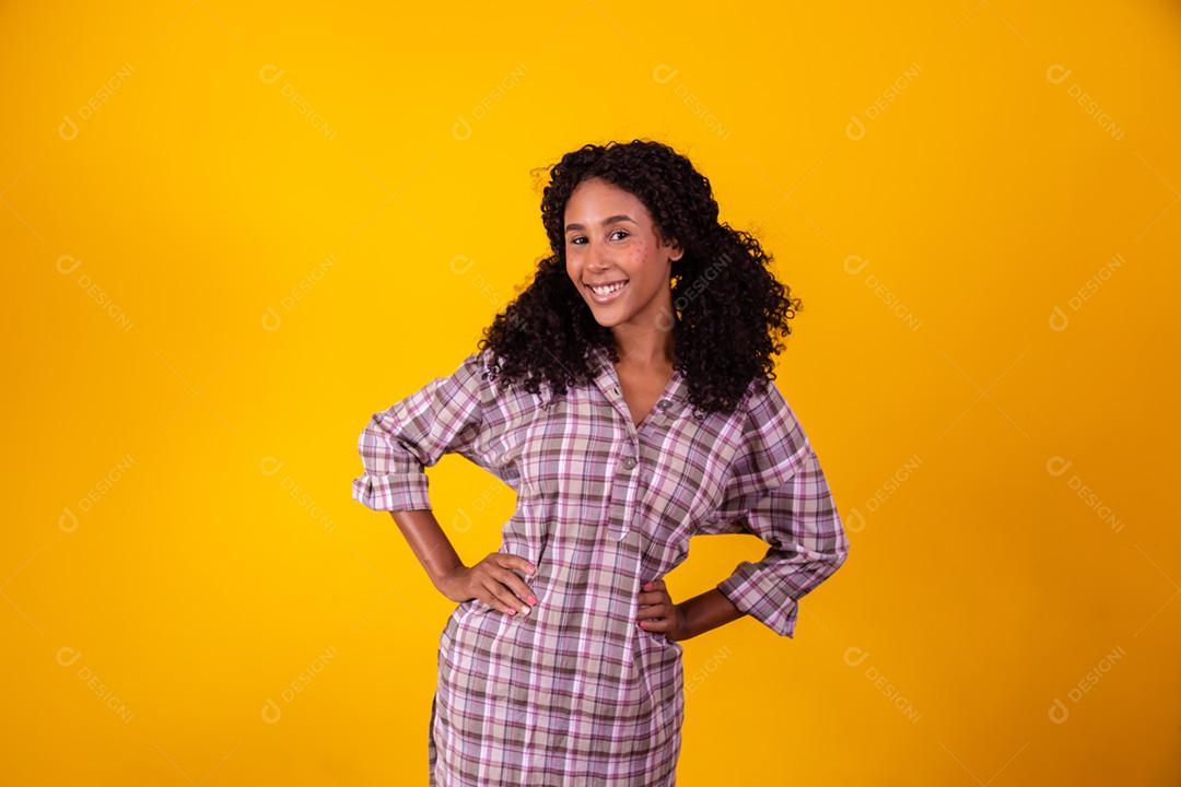 Mulher afro vestida com roupas de festa junina. Mulher afro com um plai