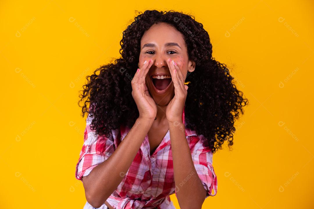 Mulher afro vestida com roupa de festa junina apontando
