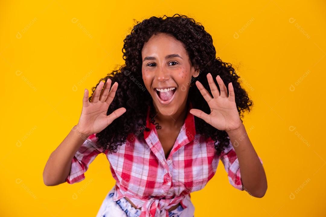 Mulher afro vestida com roupa de festa junina apontando