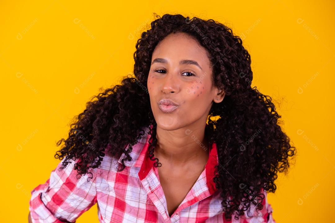 jovem afro vestida para festa junina. Mulher negra com junho