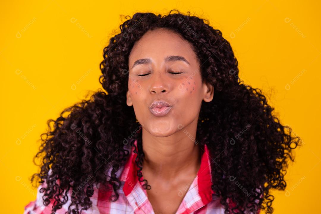 jovem afro vestida para festa junina. Mulher negra com junho