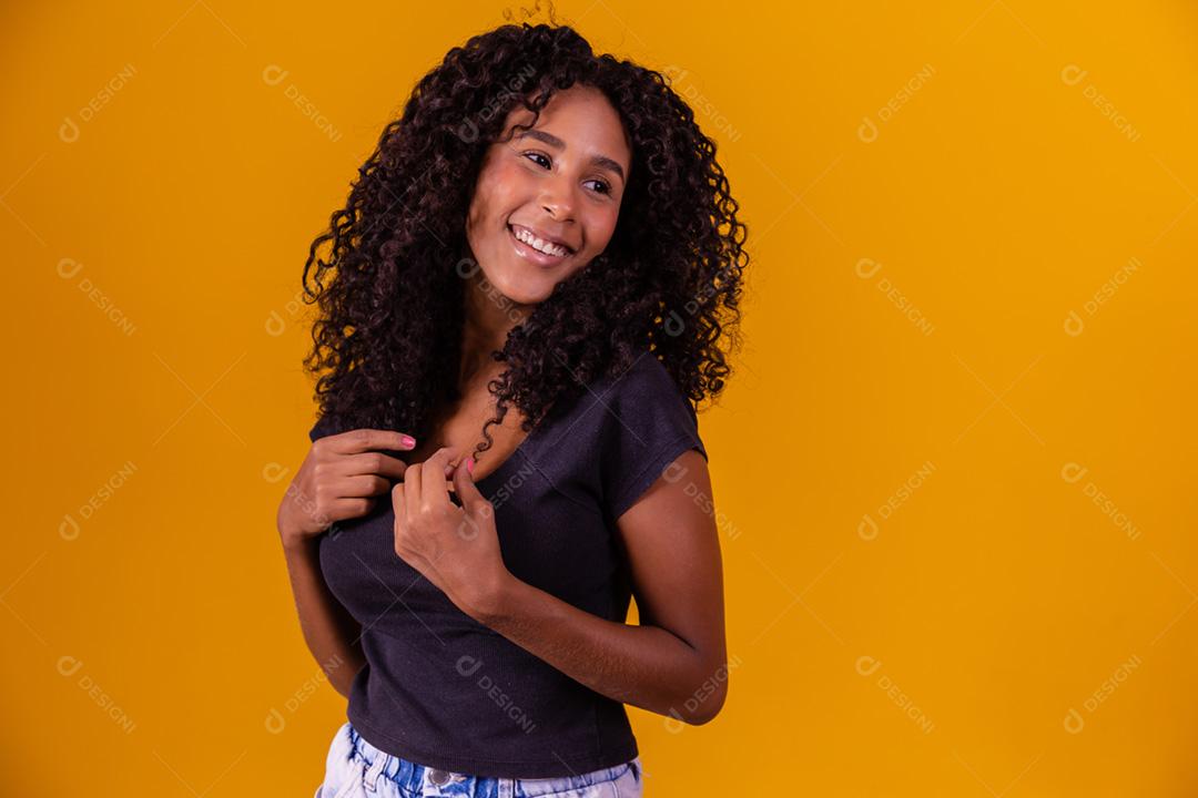 Linda mulher afro-americana olhando para a câmera.