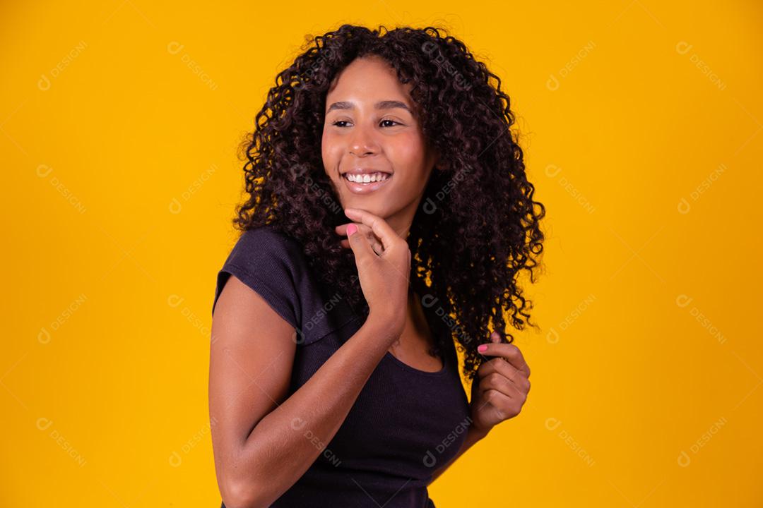 Linda mulher afro-americana olhando para a câmera.