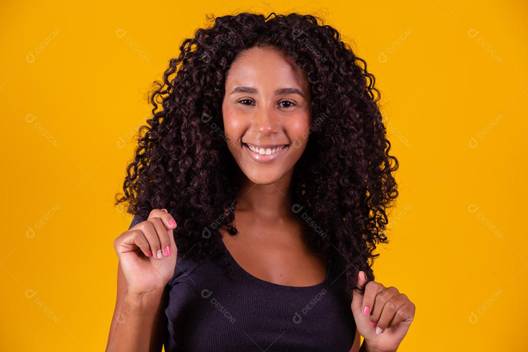 Linda mulher afro-americana olhando para a câmera.